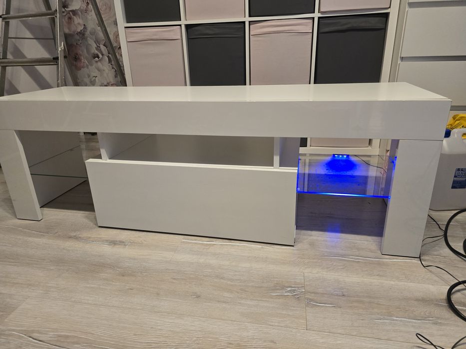 Szafka lakierowana pod tv