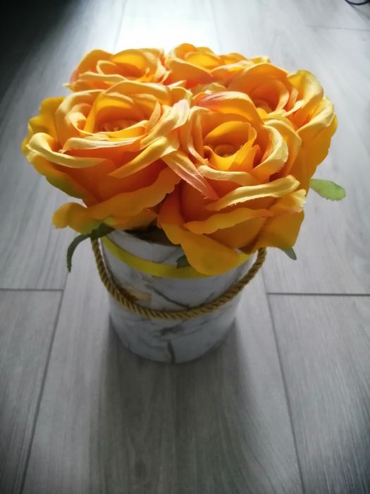 Flowerbox ze sztucznych kwiatów