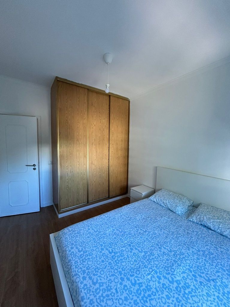 Alugo quarto de casal a 3 minutos da estacao de comboio de Monte abrao