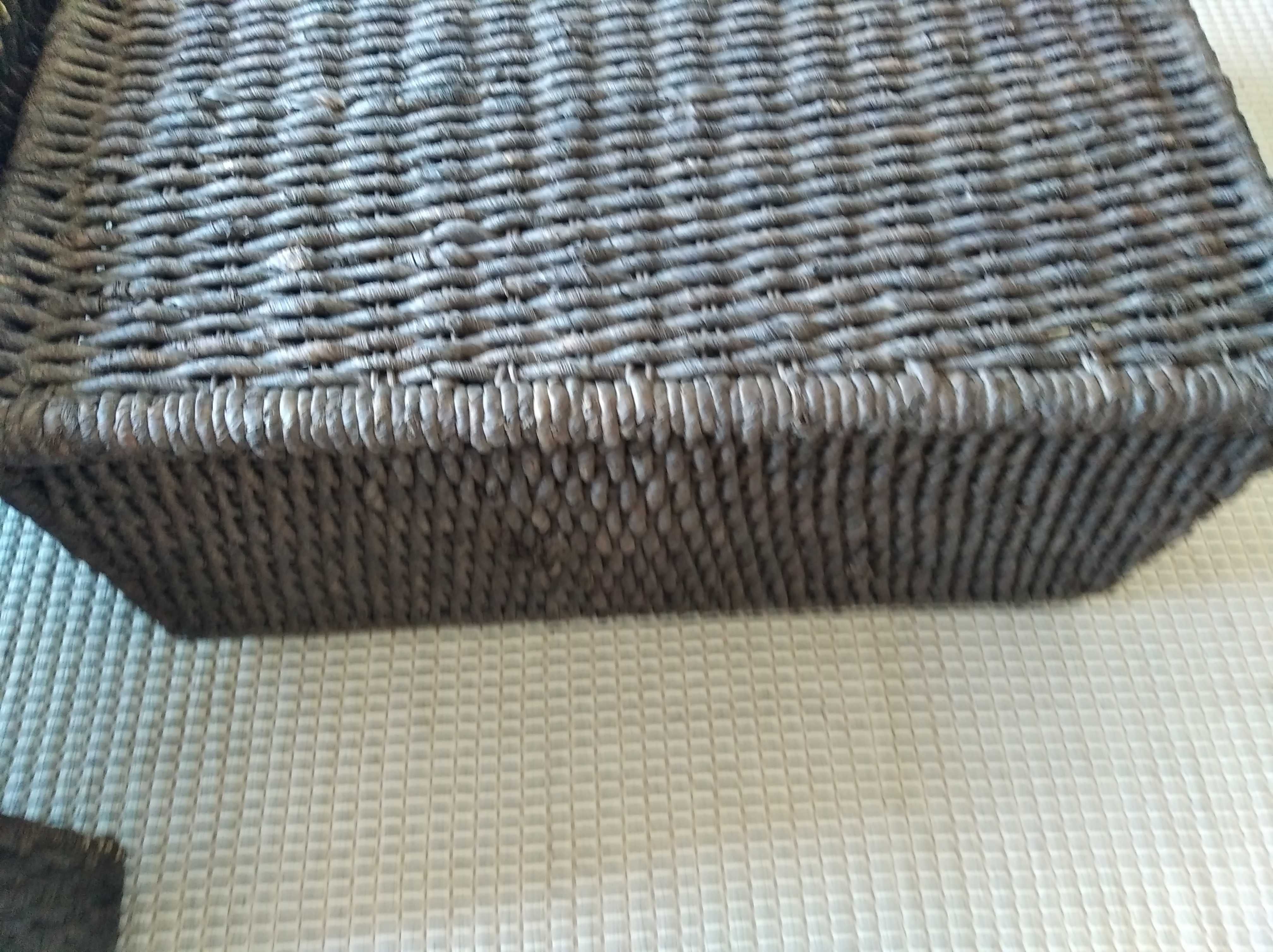 Mesa de palha castanho