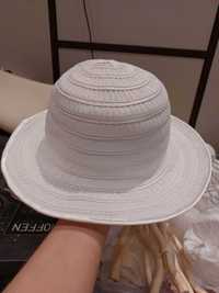 Bialy kapelusz letni