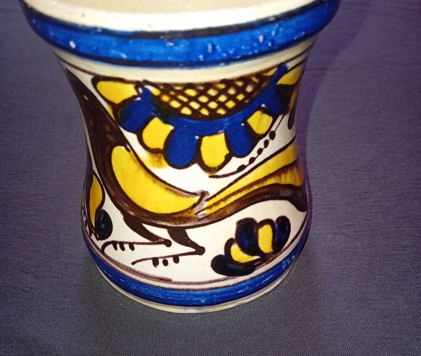 Ceramiczny ręcznie malowany kubek - kufel Korond, z podpisem zdobnika.