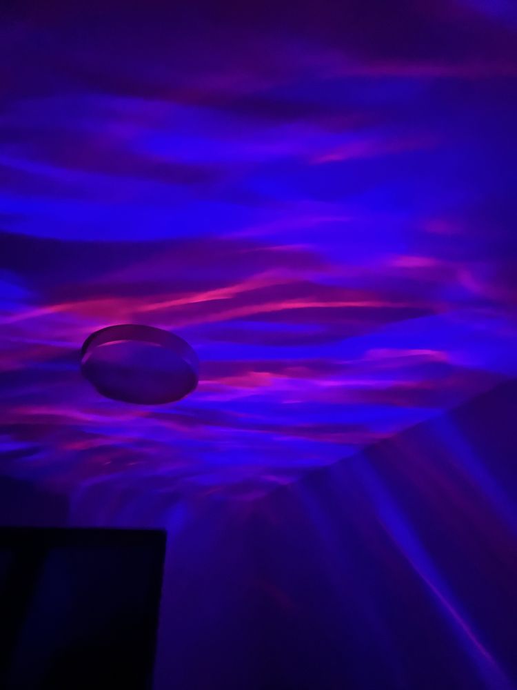 Świetny projektor cieni z pilotem