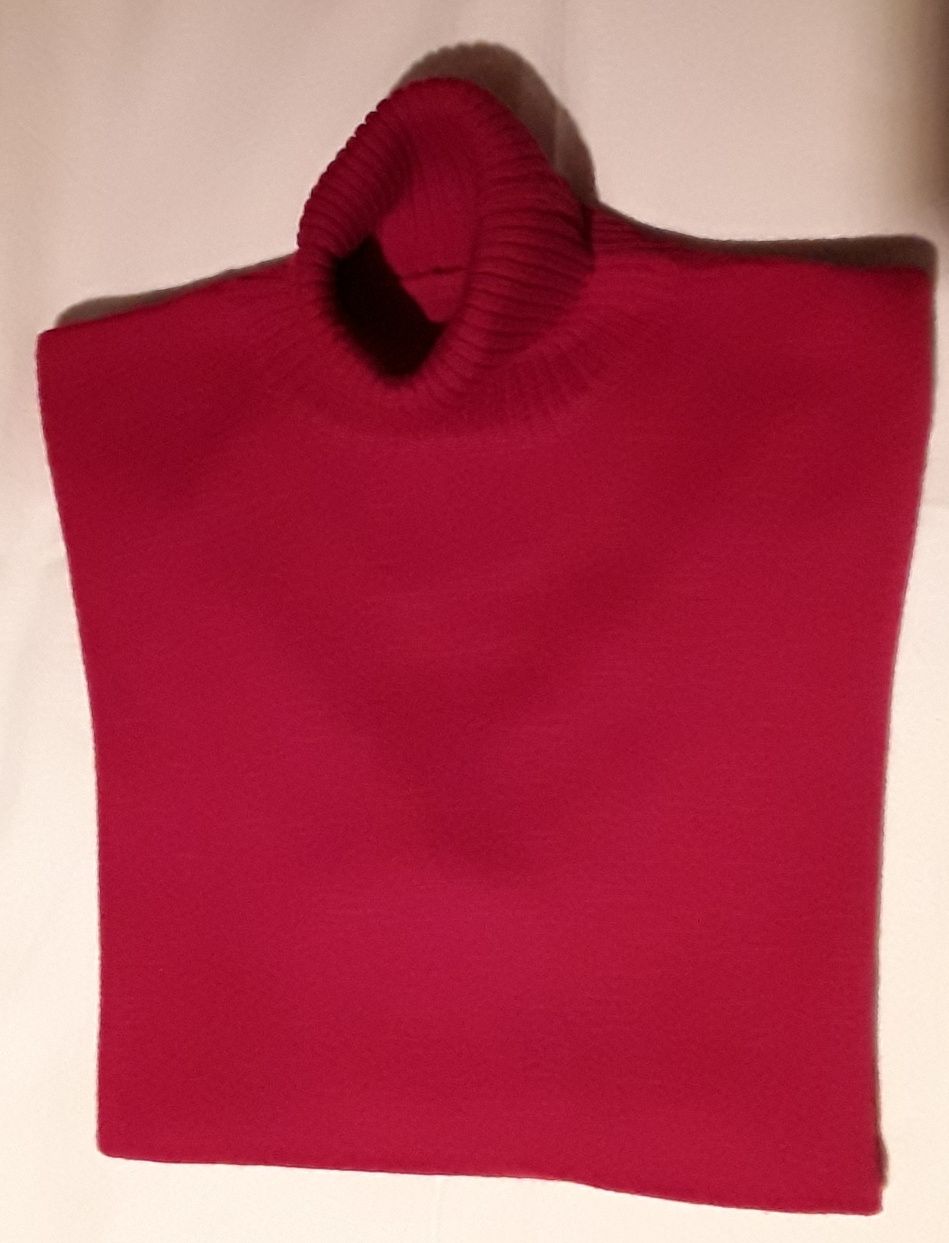 Camisola vermelha de malha com manga comprida e gola alta