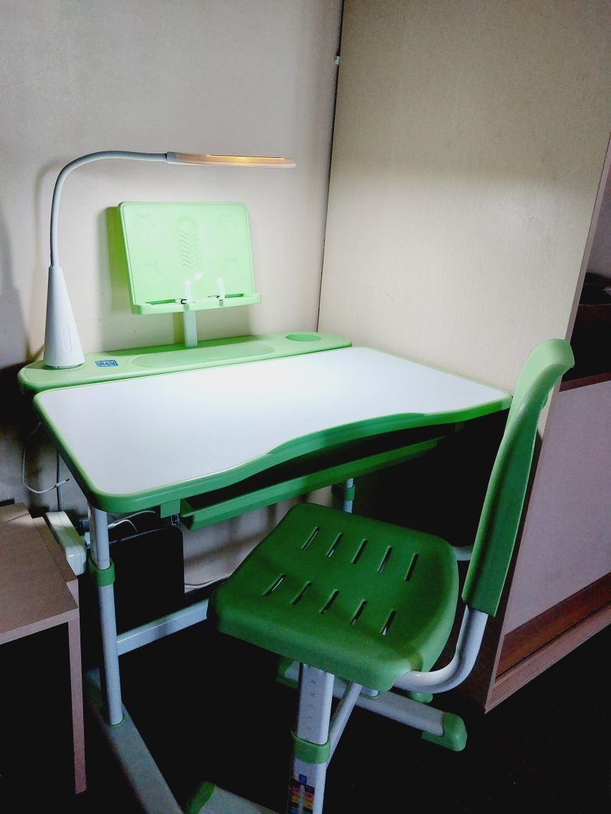 Комплект шкільна парта і стілець-трансформер +лампа дитячі меблі