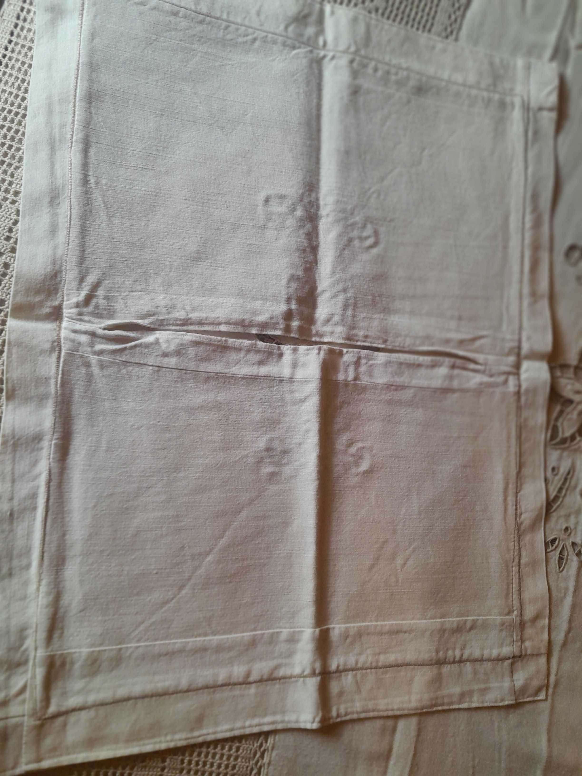Colcha de renda e linho  artesanal