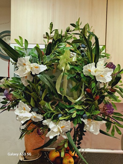 Wianek z wikliny galazki z oliwką .