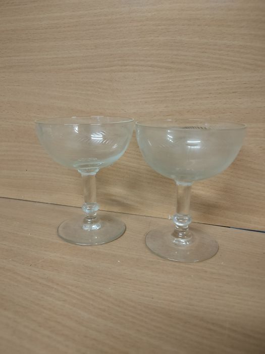 Taças antigas em vidro trabalhado.