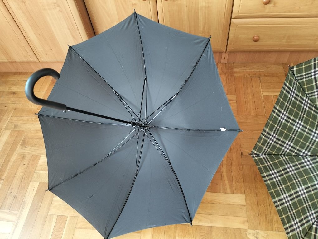 Dwa duże parasole, parasolki laski