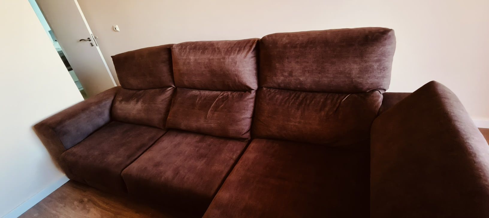 Sofá com chaise longe em castanho chocolate em tecido para 4 pessoas