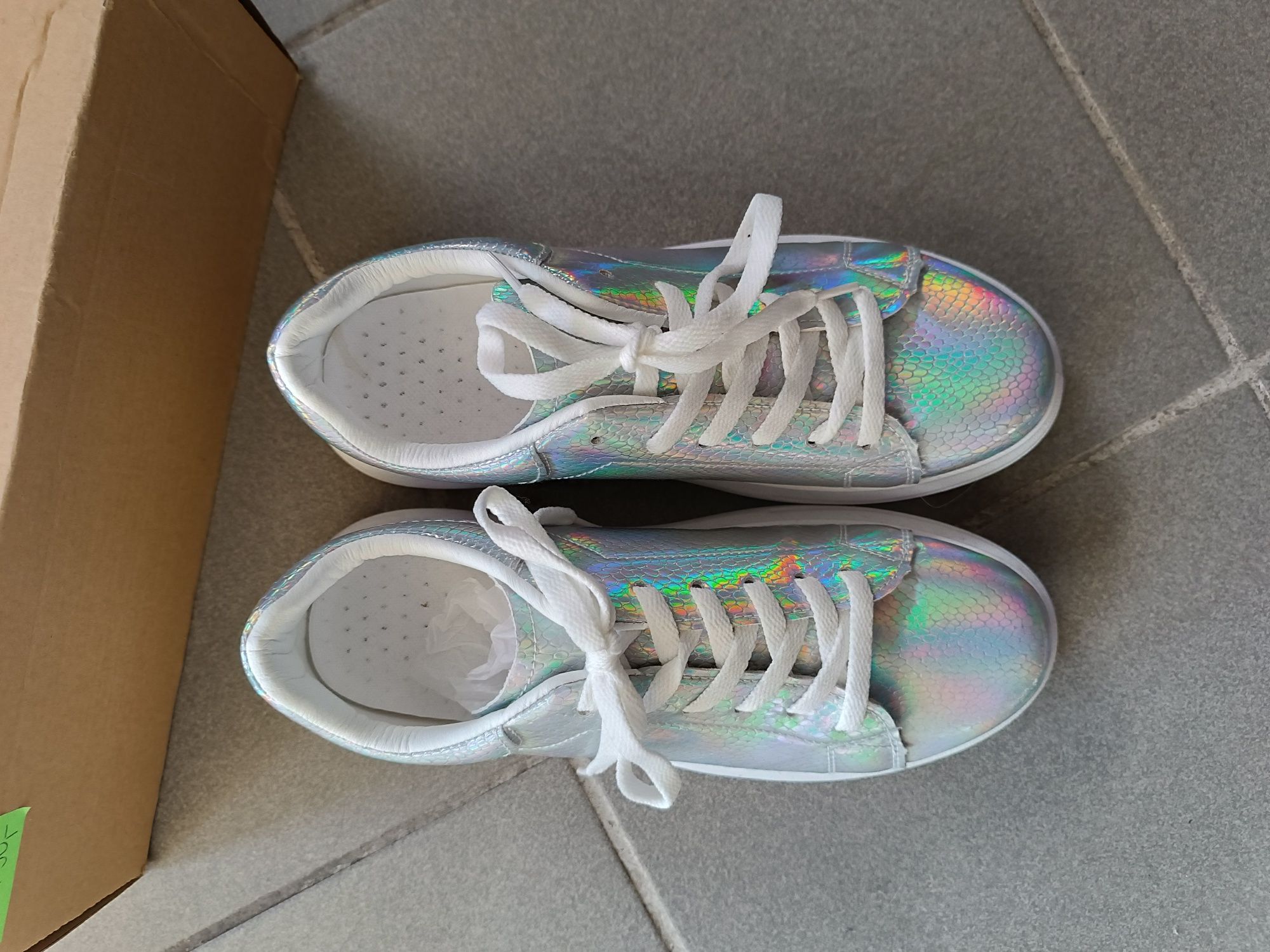 Adidasy holograficzne