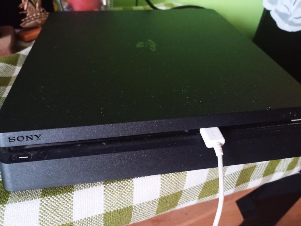 Ps4 slim + pad i stacja dokująca