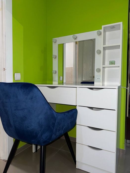 Туалетний столик з підсвіткою косметичний стіл дзеркало для макіяжу