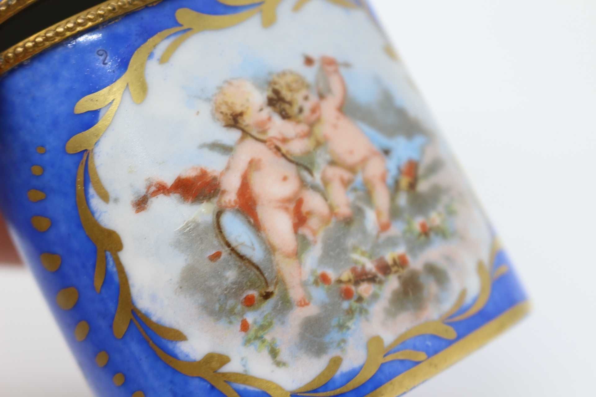 Rara Caixa Porcelana Francesa Sèvres Querubins Aro Metal Pintada á Mão