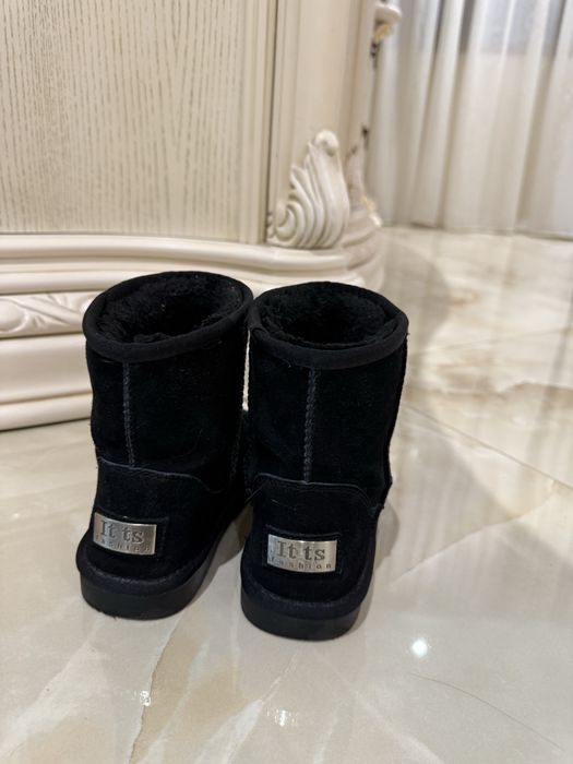 Чорні замшеві черевики-уггі від бренду Ttts Fashion.