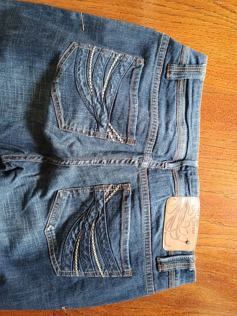 Spodnie jeansowe stan bardzo dobry 
Rozmiar 42 wymiary na zdjęciach
Po