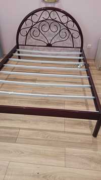 Ліжко металеве в гарному стані з матрасом розмір 140 на  190