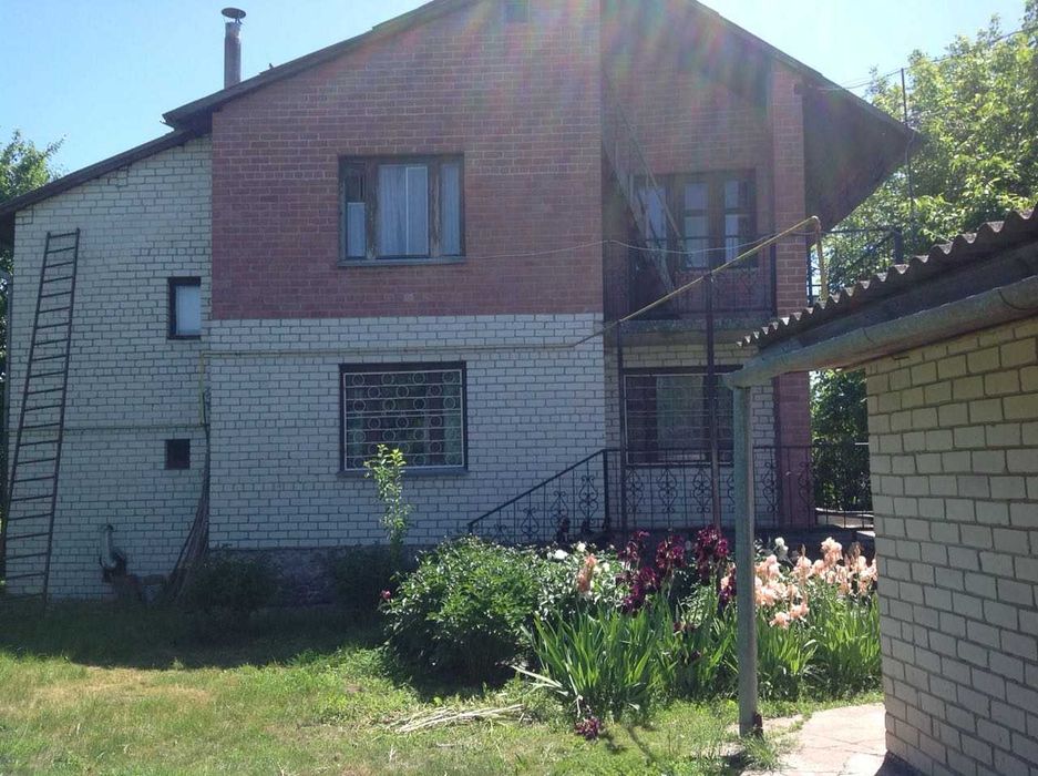 Заміський шикарний цегляний дім з садом