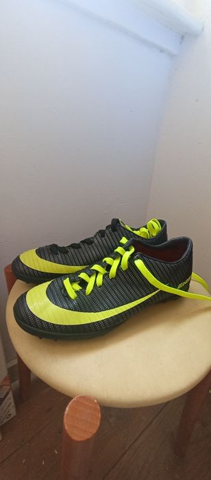 Chuteiras NOVAS oferta segundo par de atacadores