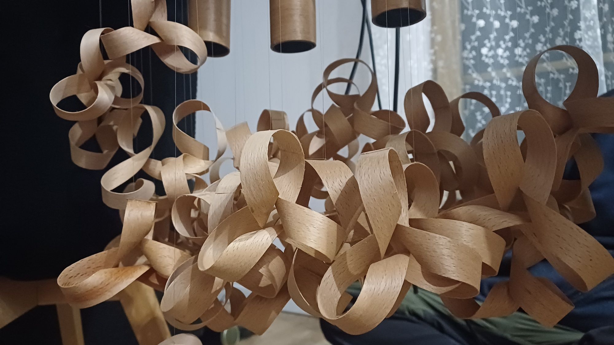 Drewniana lampa wisząca - rękodzieło