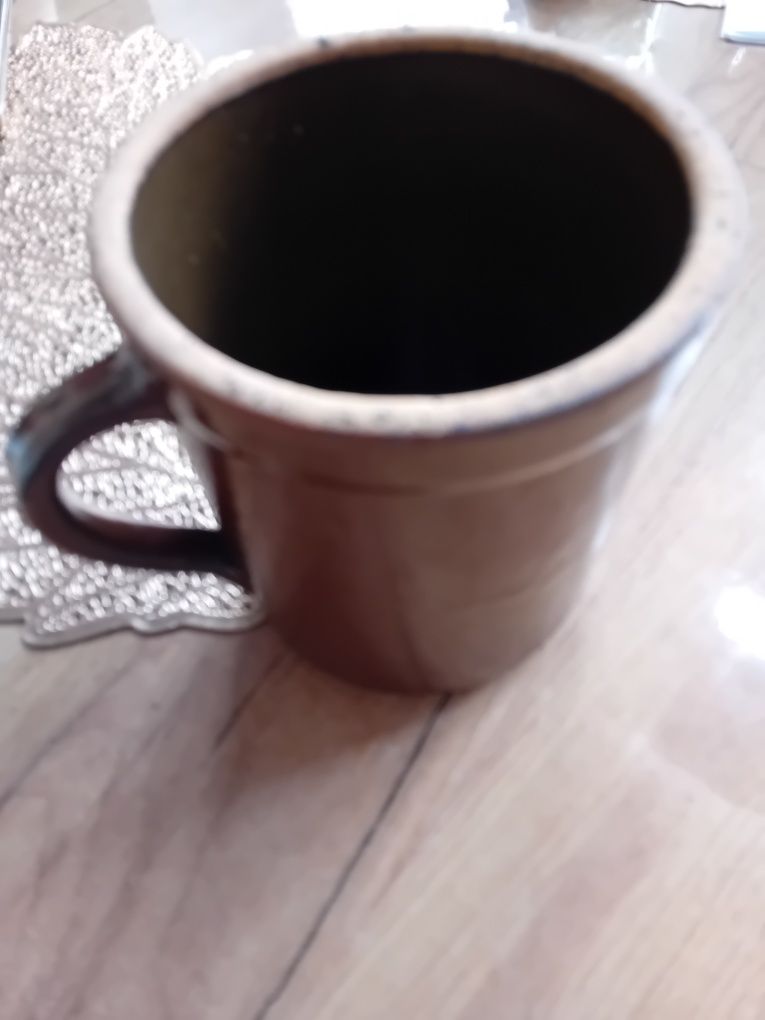 Garnek gliniany z czasów PRL