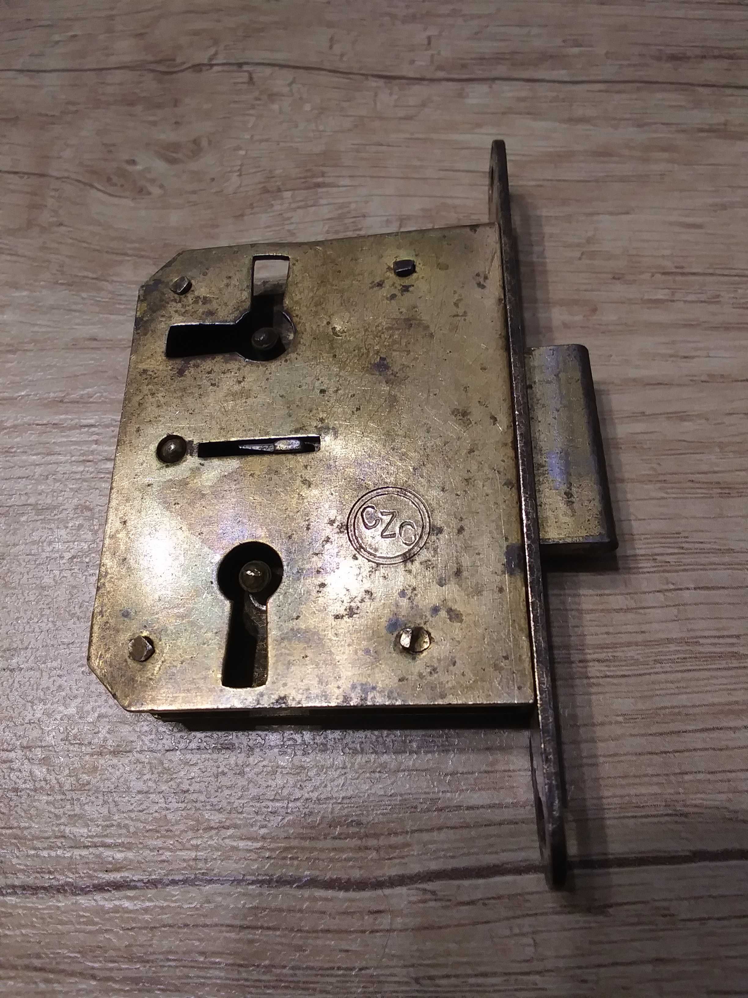 Stary zamek do drzwi kredensu komody mebli mały meblowy metalowy zamek