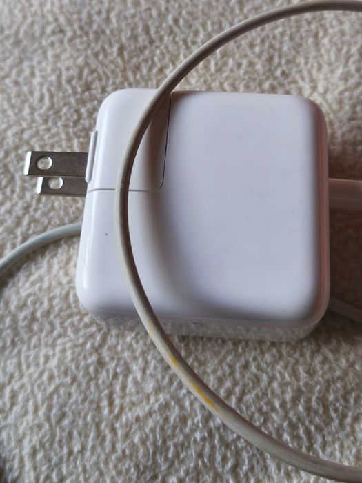Carregador de parede USB-C da Apple com 30W de potência.