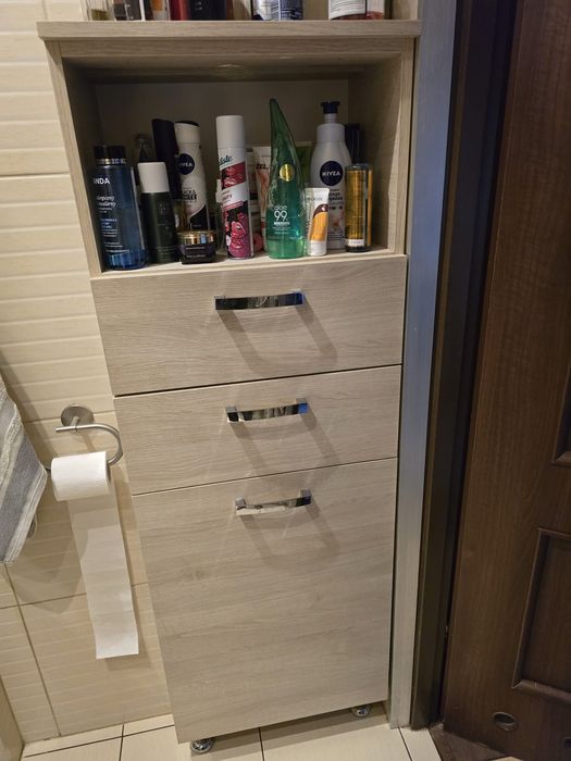 Szafa wnękowa z otwieranym koszem na pranie