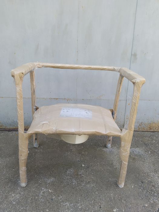 Стілець- допоміжний засіб для особистої гігієни.