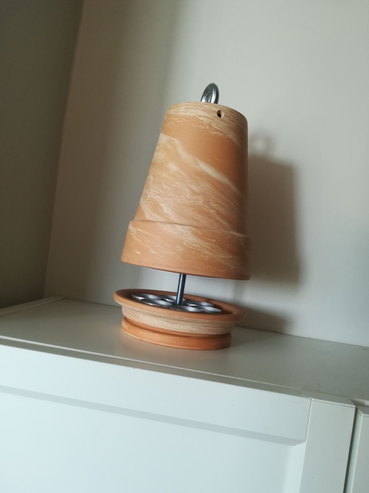 Grzejnik pokojowy. Piecyk ceramiczny na świecie / lampa / doniczki