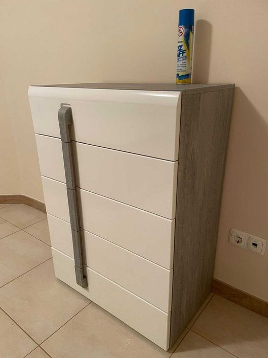 Cómoda moderna 5 gavetas – branco brilho e cinza