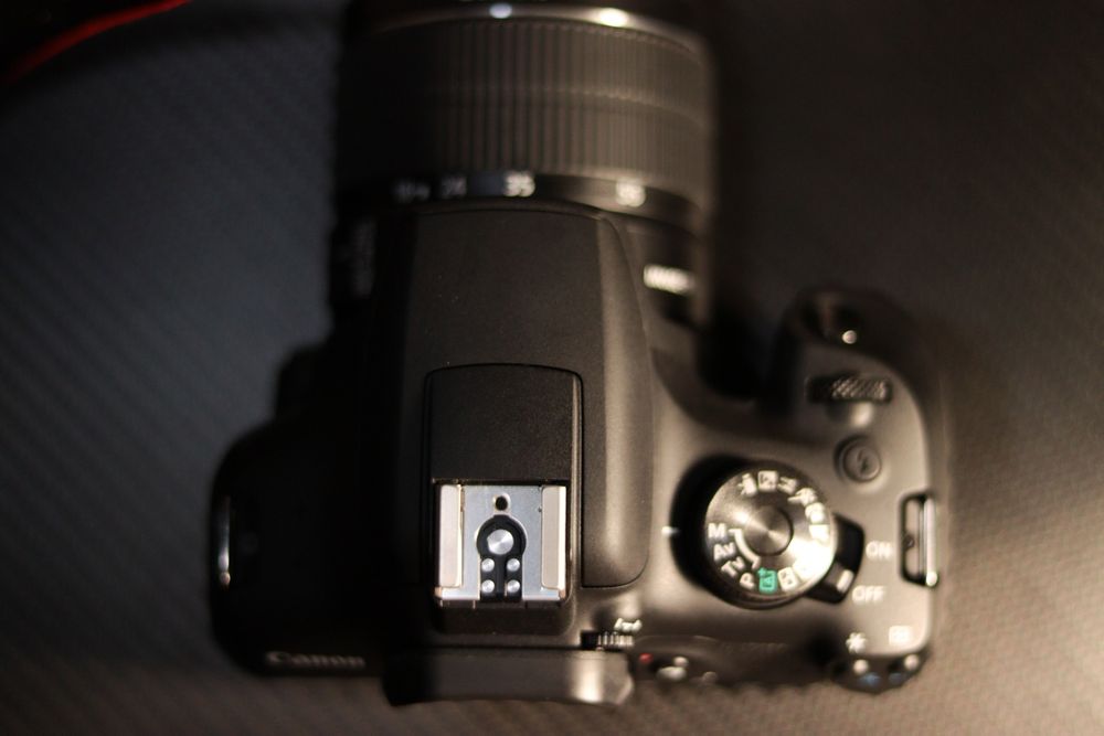 Камера Canon eos 2000d