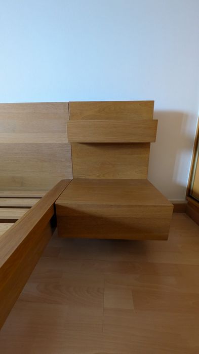 Cama MALM com mesa de cabeceira