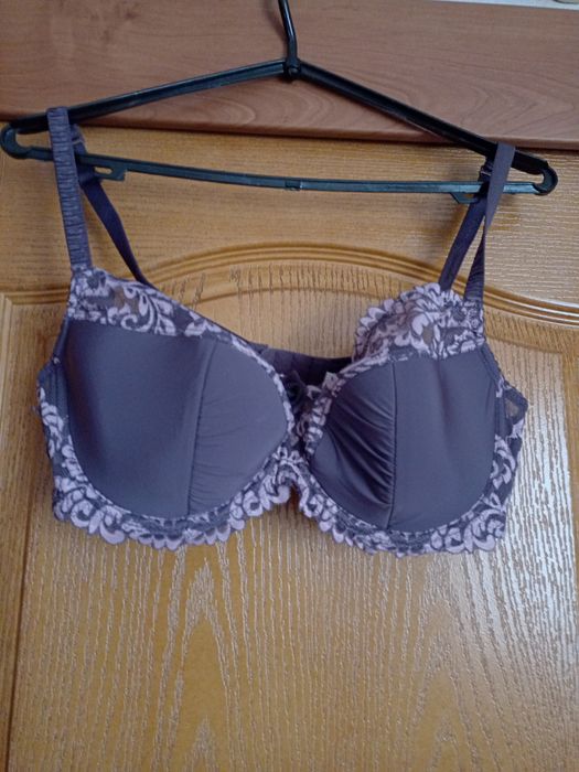 Бюстгальтер жіночий