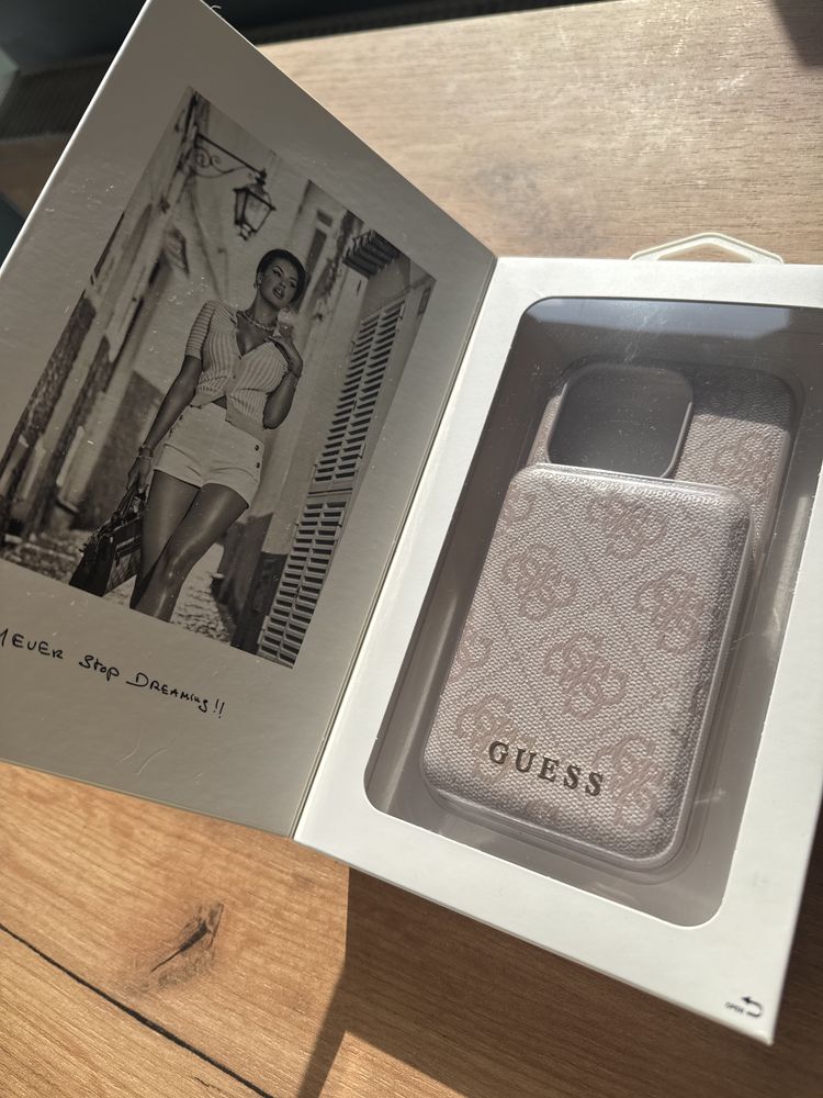 Etui na Iphone 15 pro GUESS Mag Safe różowe w zestawie z powerbankiem