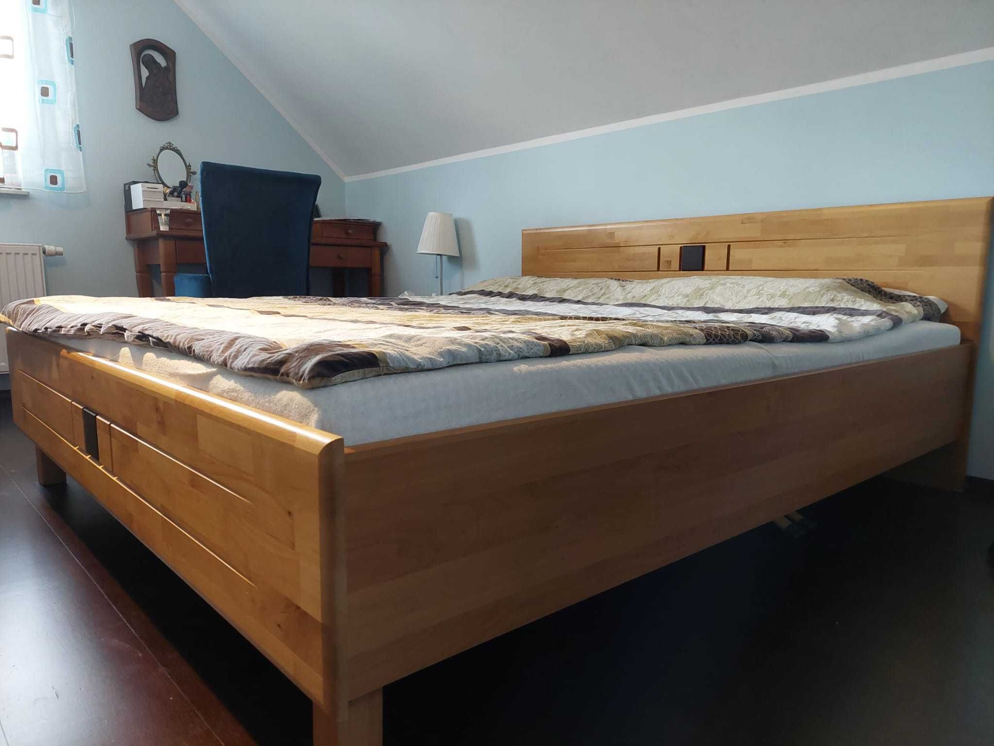 Łóżko drewniane 180x200, szafki nocne.