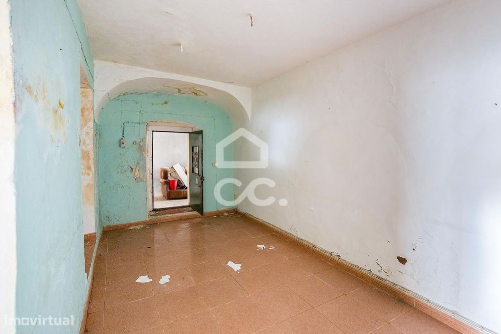 Apartamento T1 de Rés-do-Chão em Edifício Centenário Bifamiliar | Borb