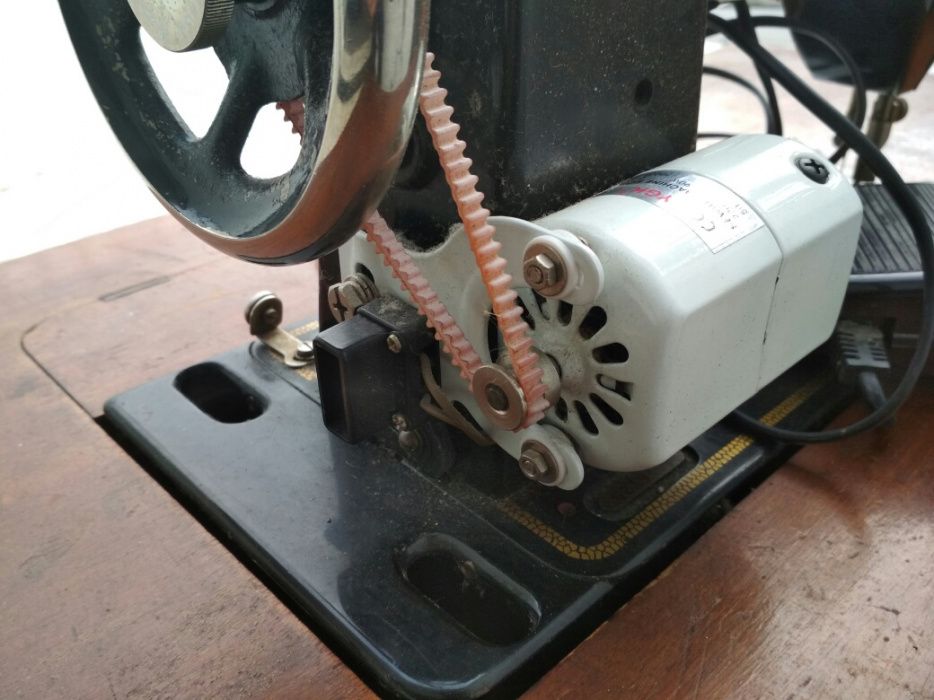 Máquina costura OLIVA CL45 com móvel original e com motor e pedal