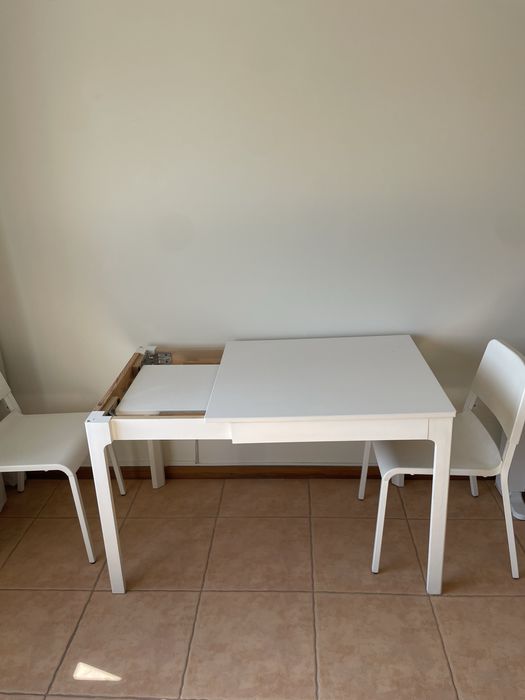 Mesa + 2 cadeiras