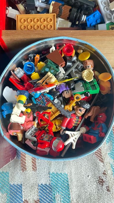Деталі лего та чоловічки