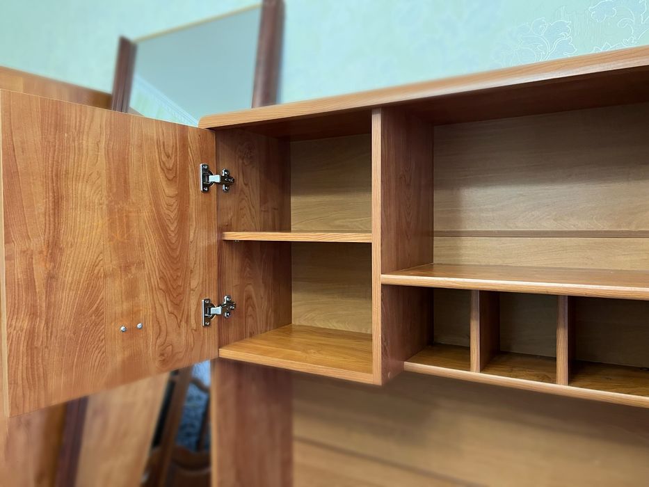 Продається шафа стінка з робочою зоною в чудовому стані
