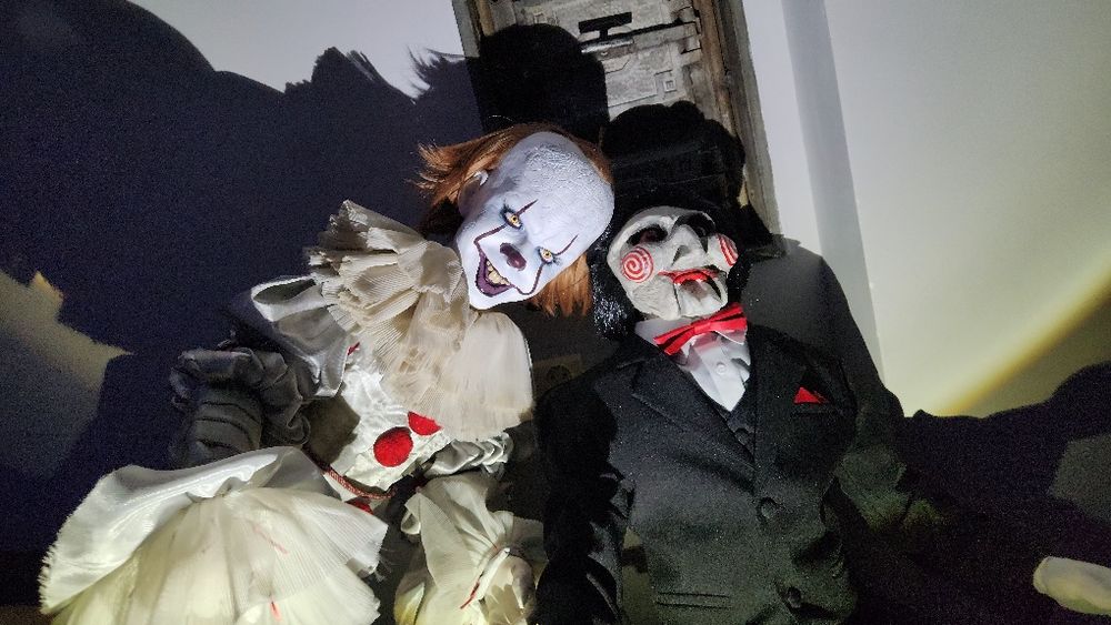 Halloweenowe dekoracje premium – repliki Billy & Pennywise