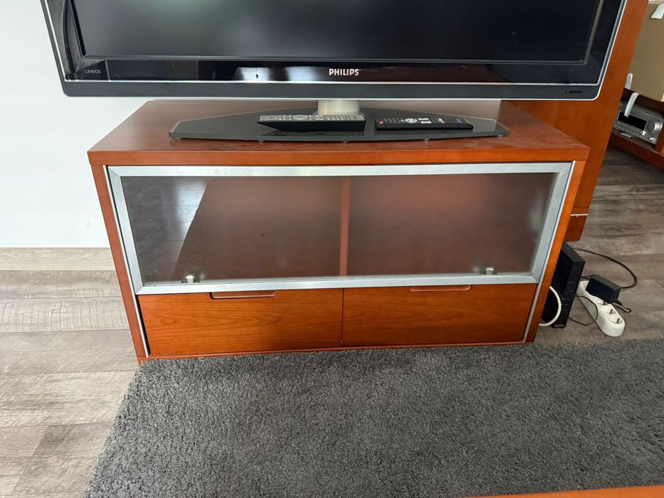 Zestaw mebli drewnianych