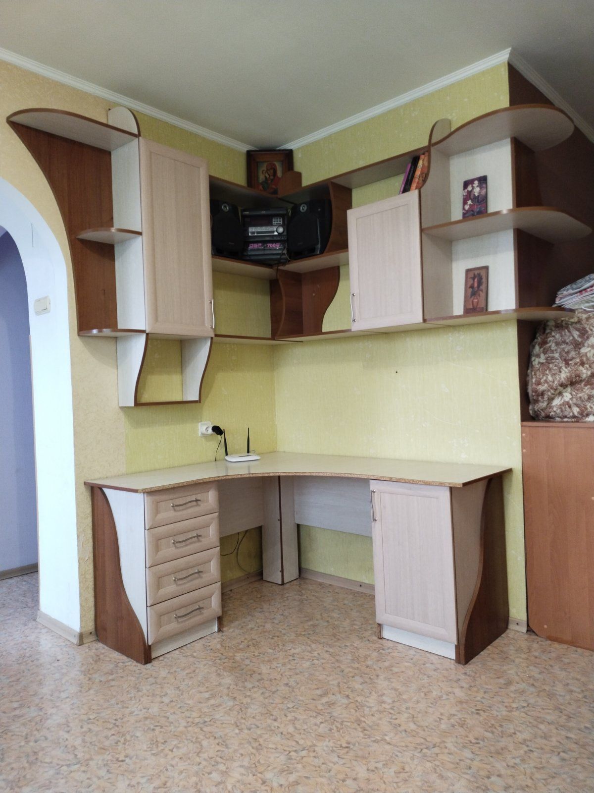 Стіл письмовий з поличками