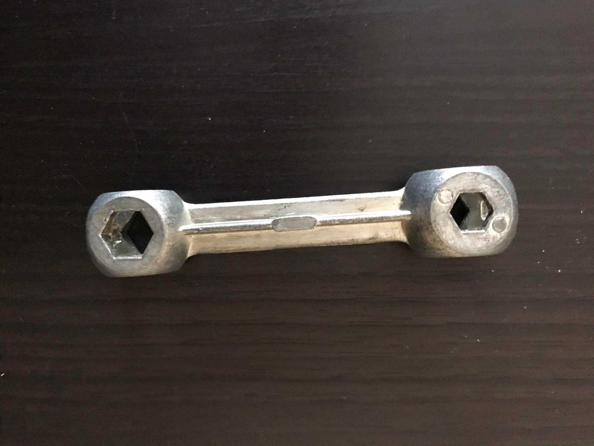 Klucz metalowy do naprawy rowerów