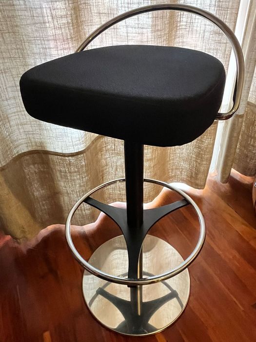 Banco giratório com apoio