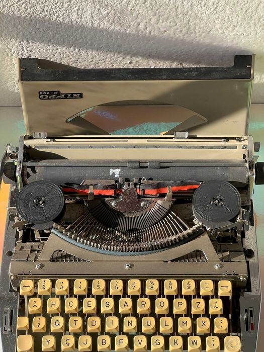 Máquina de Escrever NIPPO P-200 Vintage – Rara e funcional