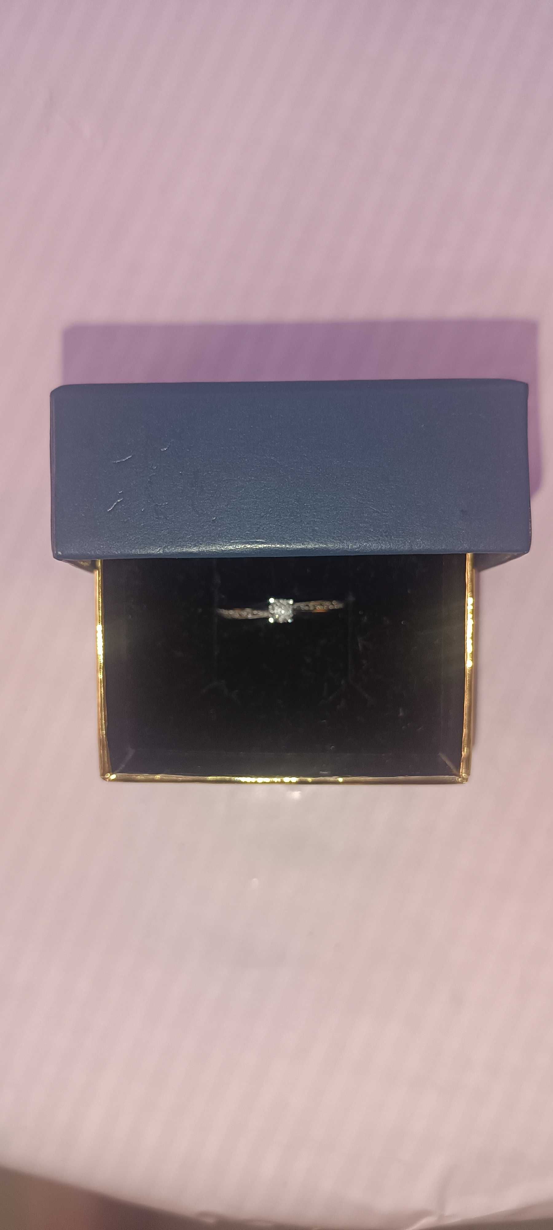 Anel com diamante
