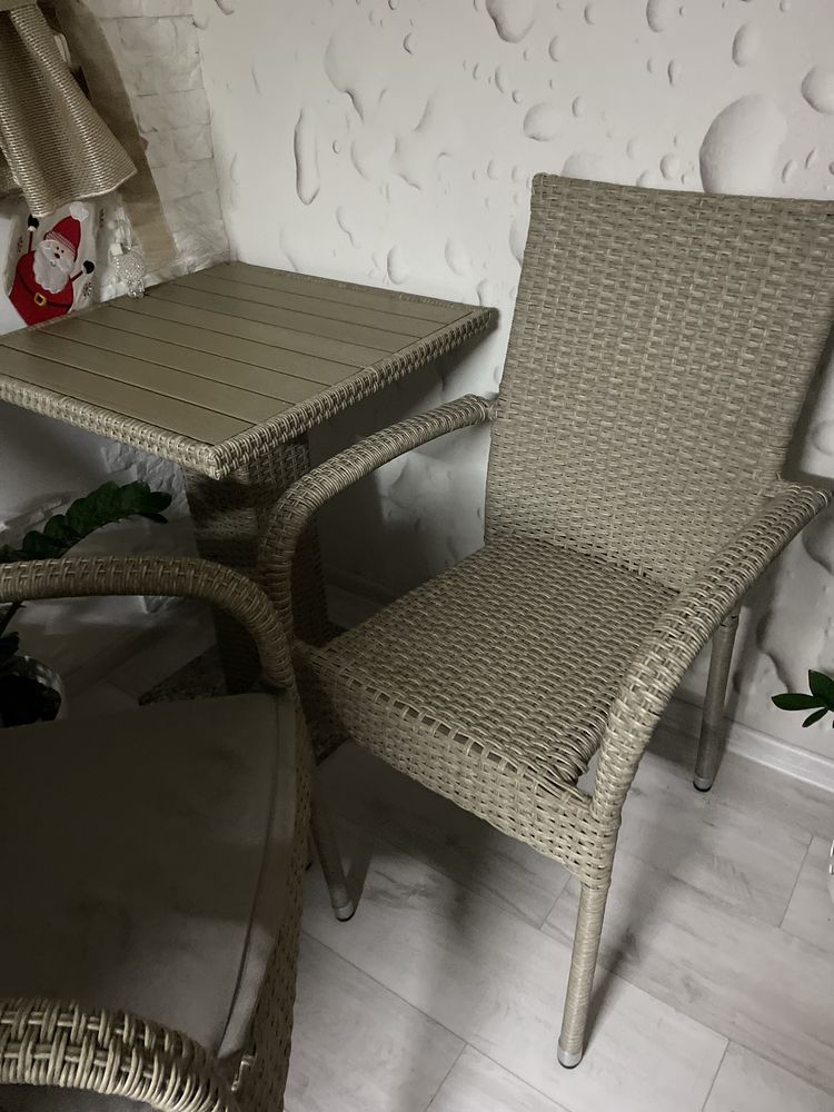 Столик і 2 крісла для відпочинку (стан ідеальний)