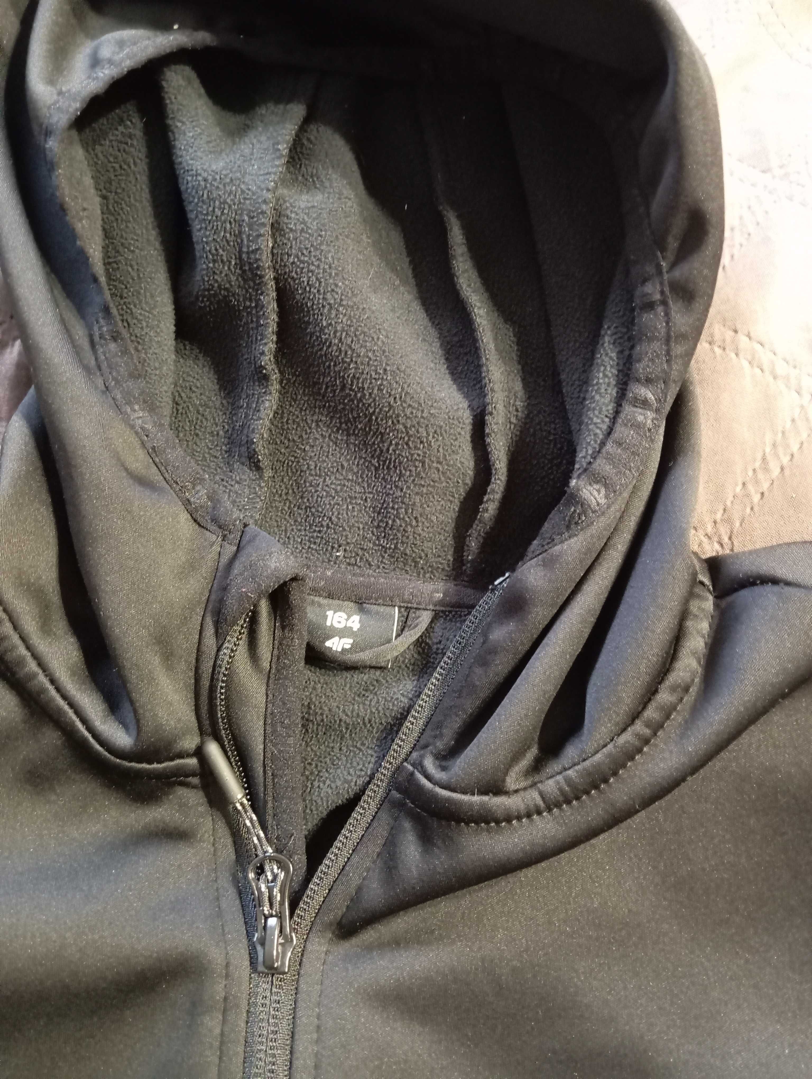 Softshell 4 f w kolorze czarnym